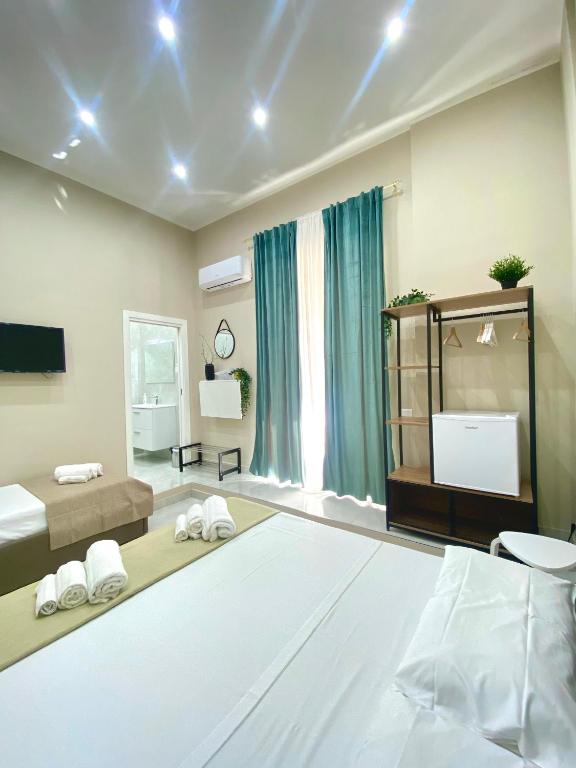1 dormitorio grande con 1 cama y ventana grande en Royal Dream, en Nápoles