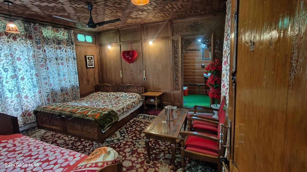 Postel nebo postele na pokoji v ubytování Houseboat Karima palace