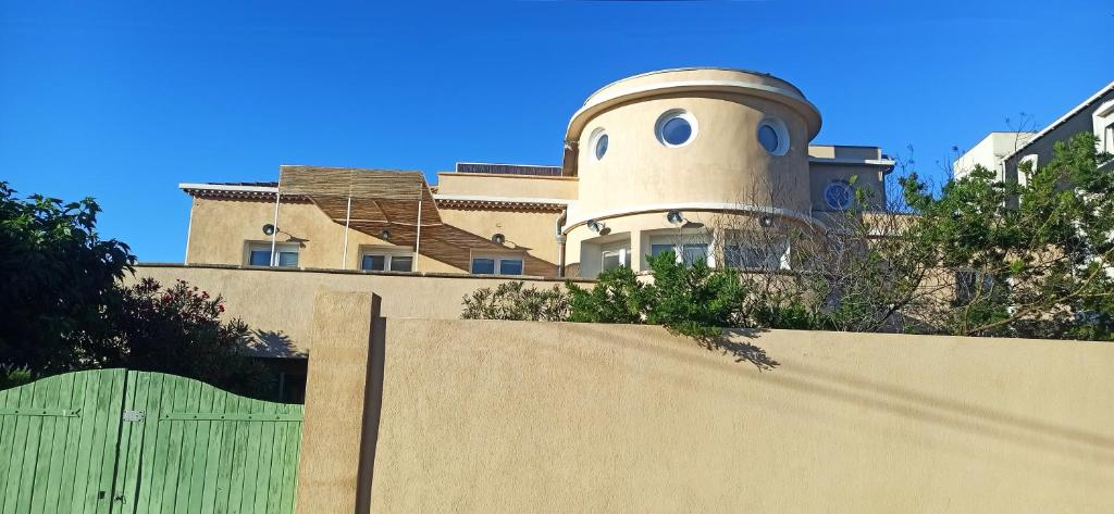 une maison avec un bâtiment avec un entonnoir dans l'établissement Appartement 3 chambres avec terrasse vue mer à 150 m de la plage, à Marseille