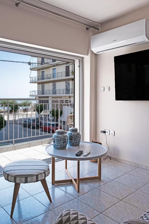 TV a/nebo společenská místnost v ubytování Luxury Beachfront Apartment - Steps from Kalamata Beach