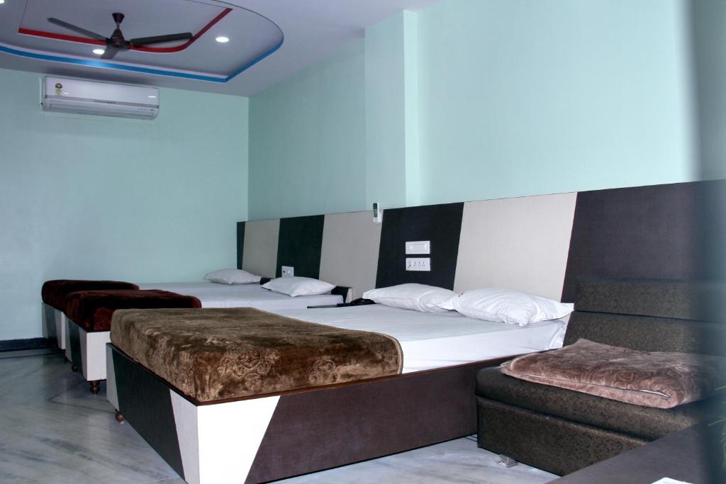 Postel nebo postele na pokoji v ubytování Hotel Gujrat