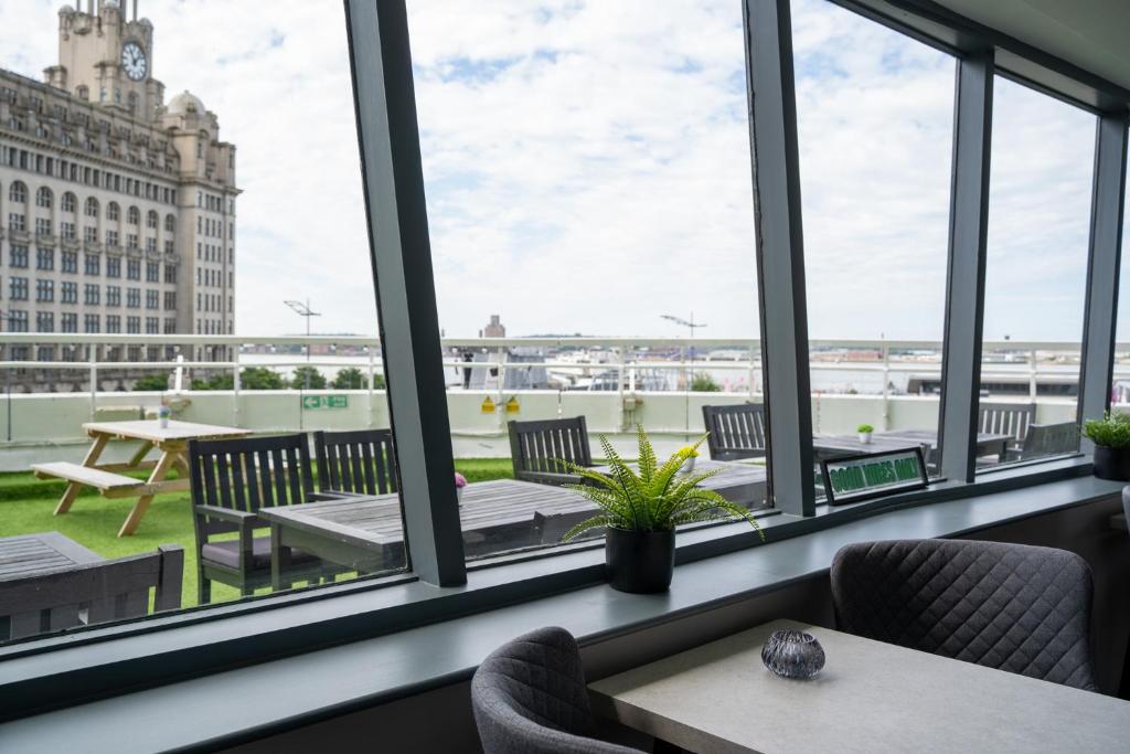 Výhled na řeku, která protéká v blízkosti hotelu