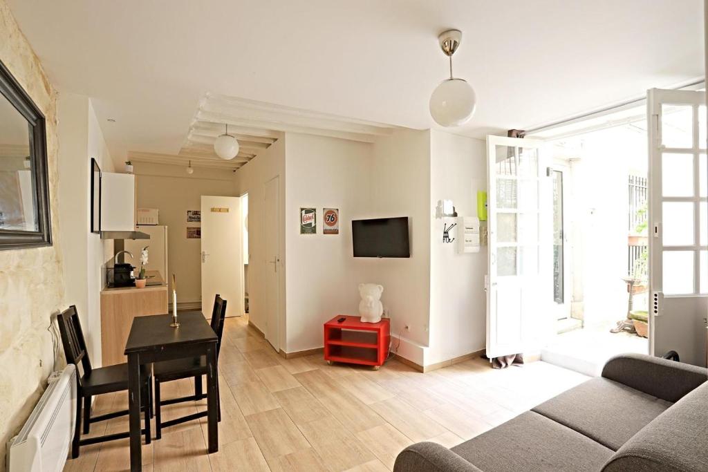 un salon avec un canapé et une table dans l'établissement Appart Faubourg St Denis 4 personnes, à Paris