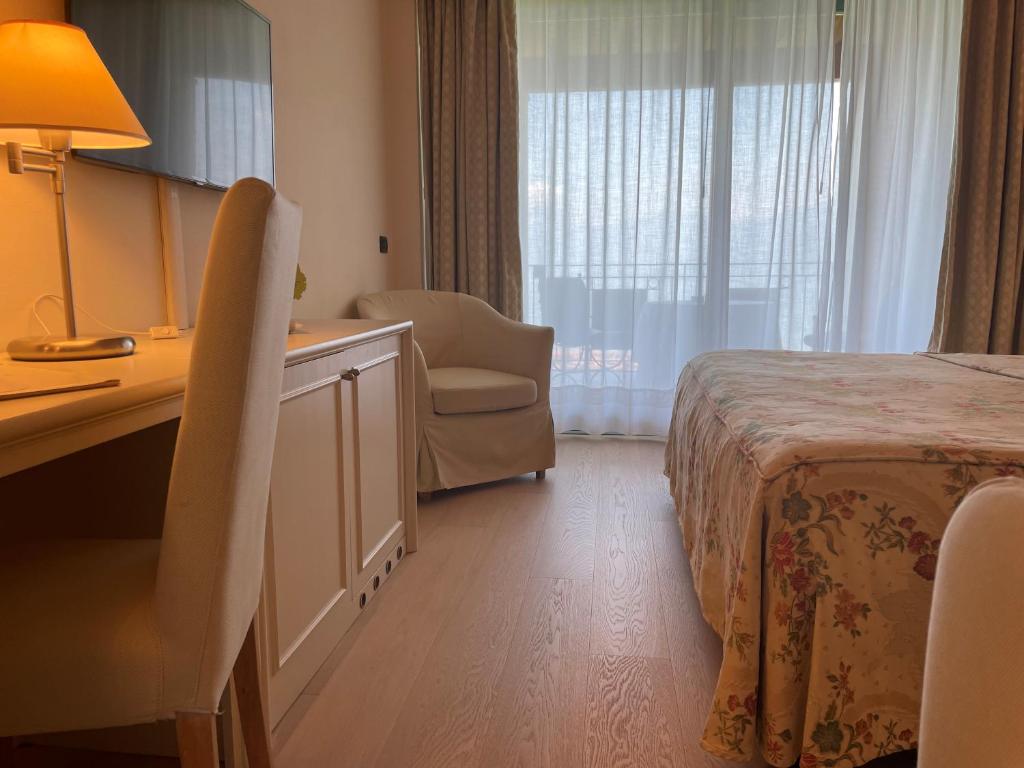 Postel nebo postele na pokoji v ubytování Romantik Hotel Relais Mirabella Iseo