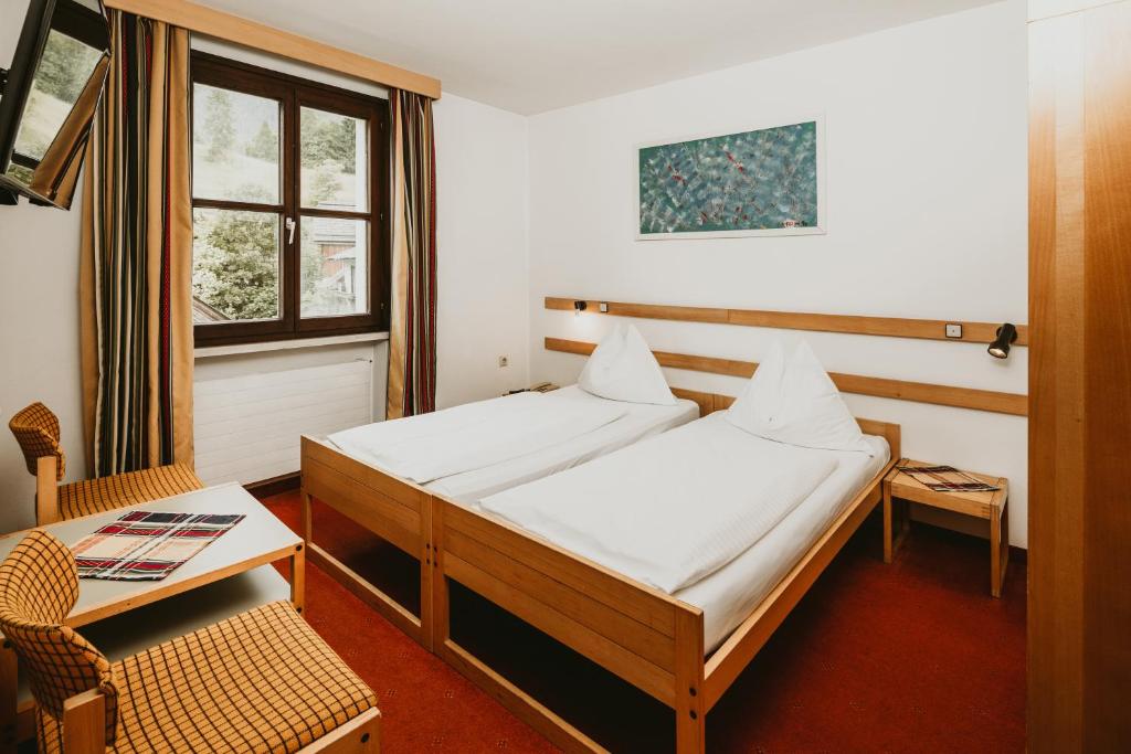 A bed or beds in a room at Hotel Kernwirt