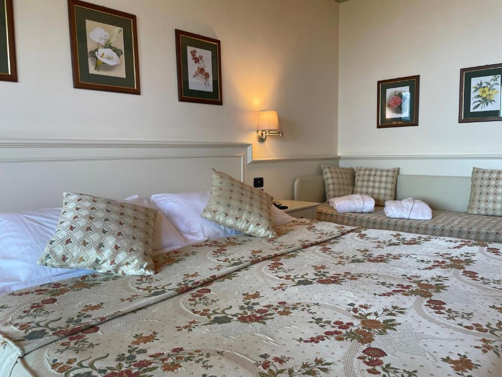 Postel nebo postele na pokoji v ubytování Romantik Hotel Relais Mirabella Iseo