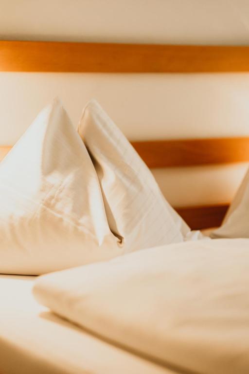A bed or beds in a room at Hotel Kernwirt