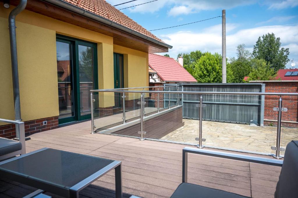 Rõdu või terrass majutusasutuses Vila Pod Zámkem Lednice