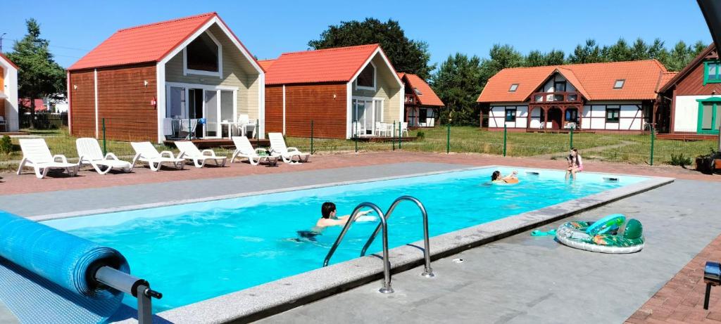 Bazén v ubytování Domki Mewa nebo v jeho okolí