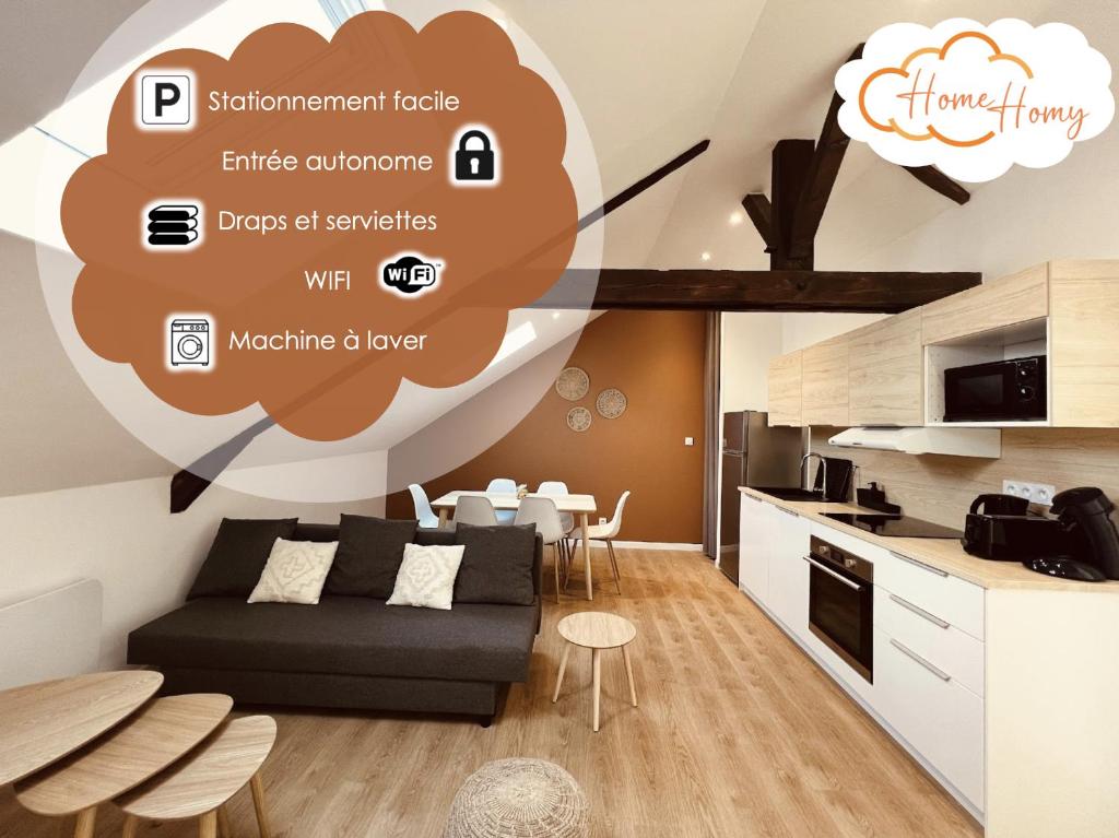 salon z czarną kanapą i kuchnią w obiekcie L'Ibiza - Home Homy w mieście Montluçon