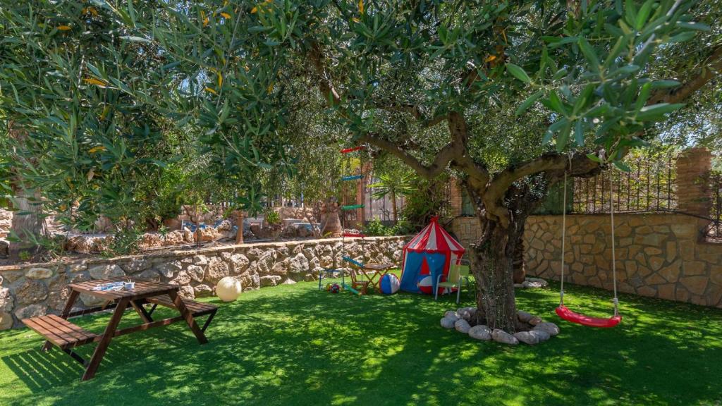 Vonkajšia záhrada v ubytovaní Cortijo Los Tulipanes Periana by Ruralidays