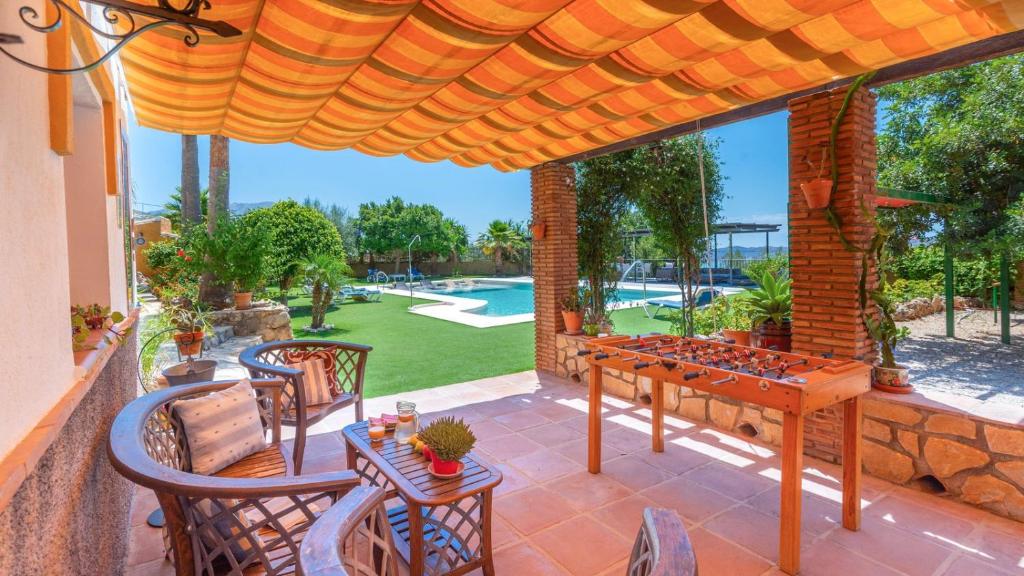 Bazén v ubytovaní Cortijo Los Tulipanes Periana by Ruralidays alebo v jeho blízkosti