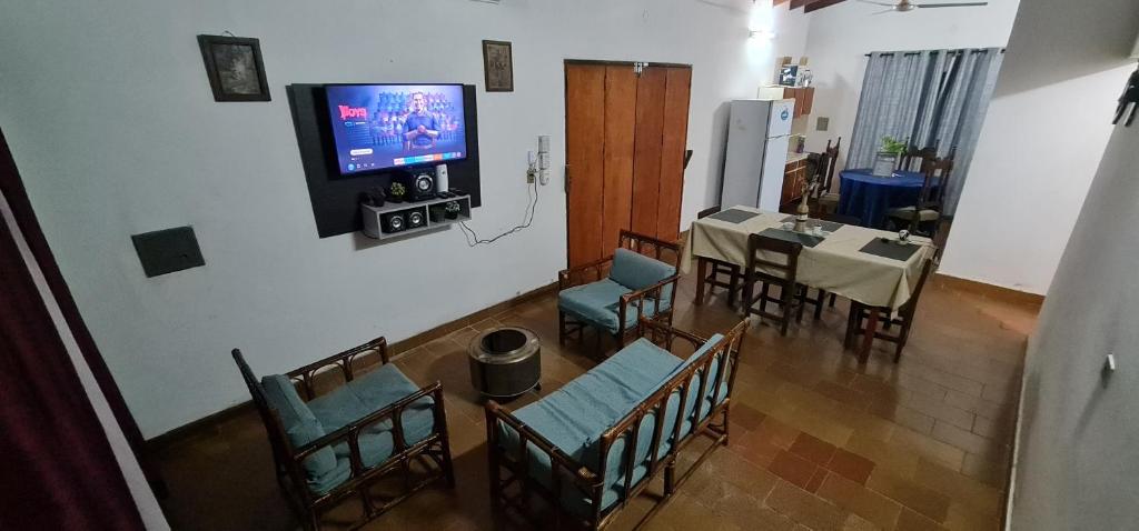 TV a/nebo společenská místnost v ubytování Casa familiar estilo colonial a metros del lago