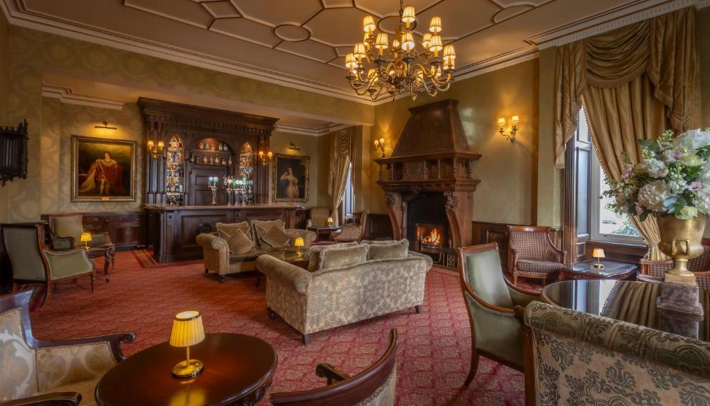 un soggiorno arredato con camino di Kilronan Castle Hotel & Spa a Ballyfarnon