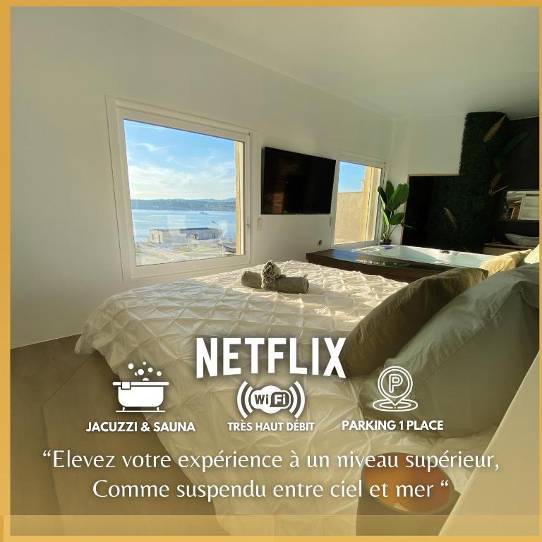 une chambre avec un lit et une grande fenêtre dans l'établissement Sunset, à Six-Fours-les-Plages