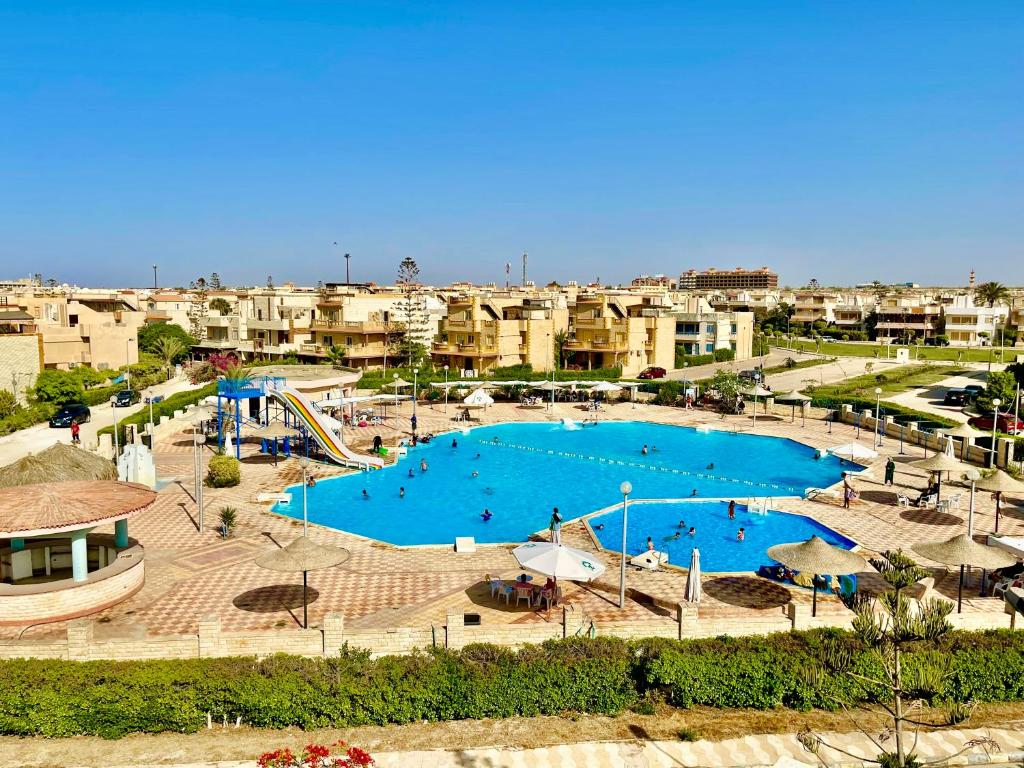 Bazén v ubytování Sea & Pool View Deluxe Chalet - Prime Spot in Badr Resort nebo v jeho okolí