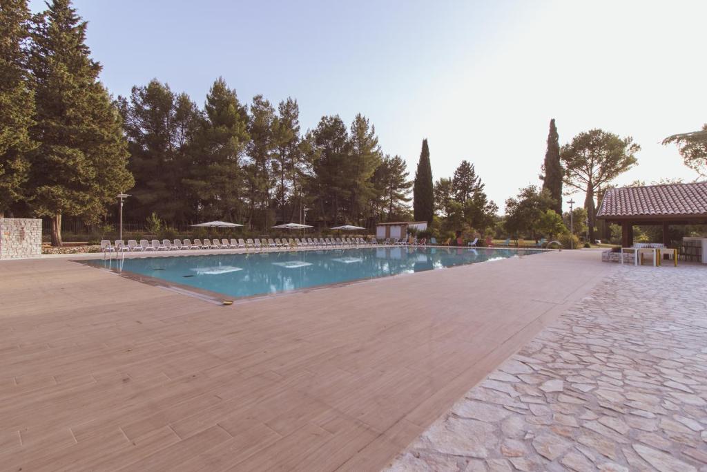 Bazén v ubytování WINE RESORT LE VIGNE AL CASTELLO nebo v jeho okolí