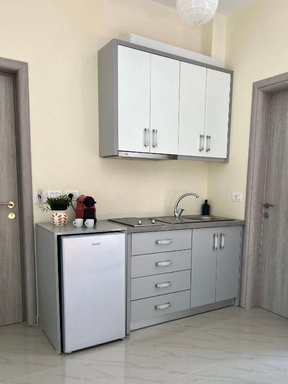 Kuchyň nebo kuchyňský kout v ubytování Elizabeth Apartments Himare