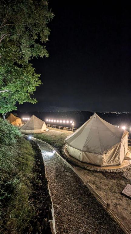 Příroda nedaleko luxury tent
