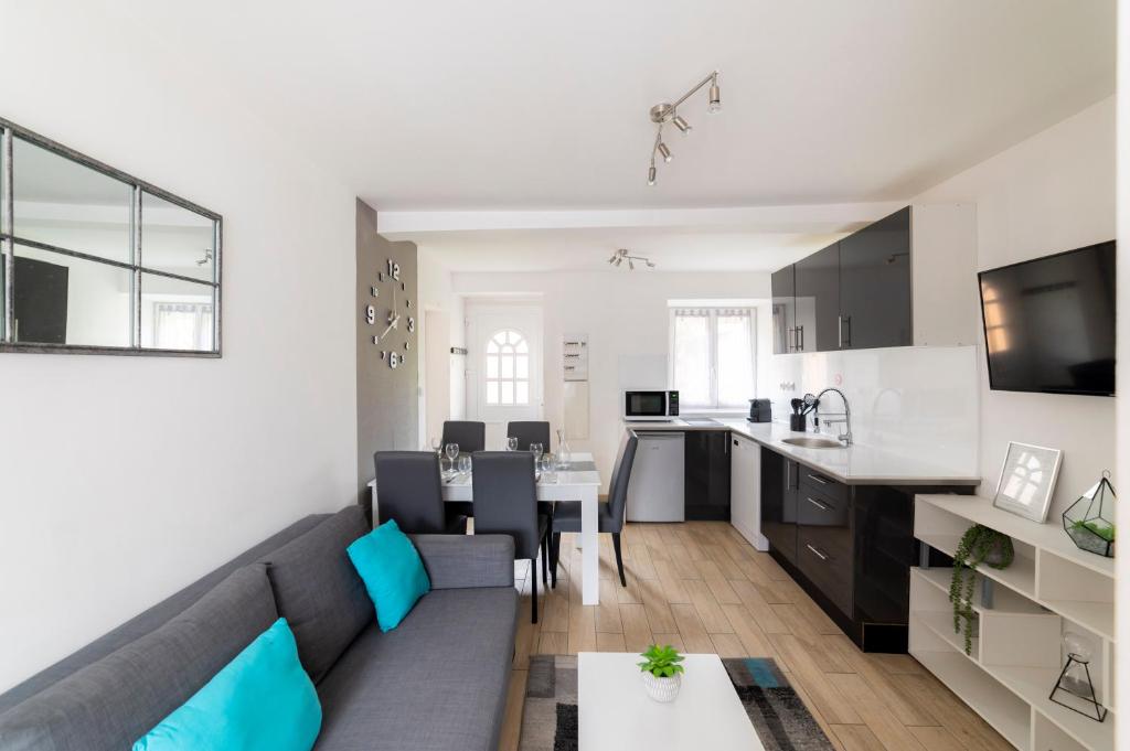 un salon et une cuisine avec un canapé et une table dans l'établissement T3 à proximité de la gare et du telecabine, à Briançon