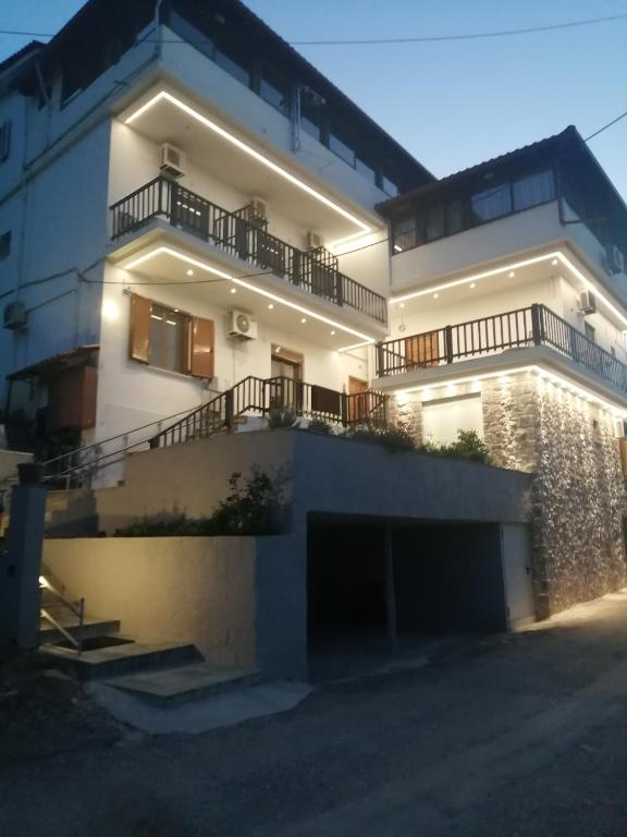 a large white house with its lights on at Πανόραμα in Amfikleia