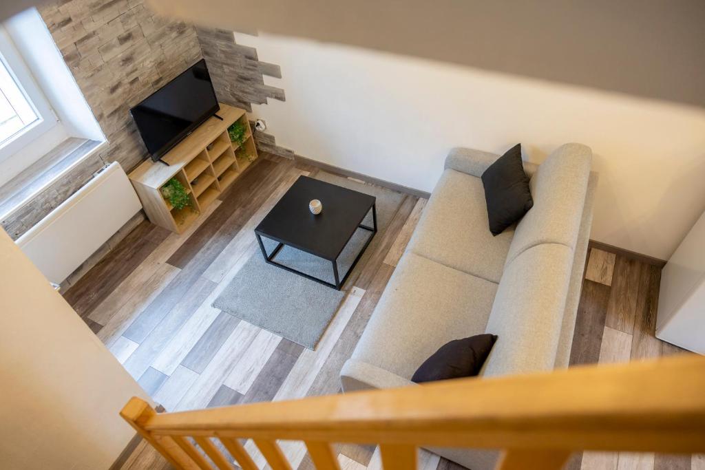 ein Wohnzimmer mit einem Sofa und einem Tisch in der Unterkunft T2 Contemporain idéalement situé in Briançon