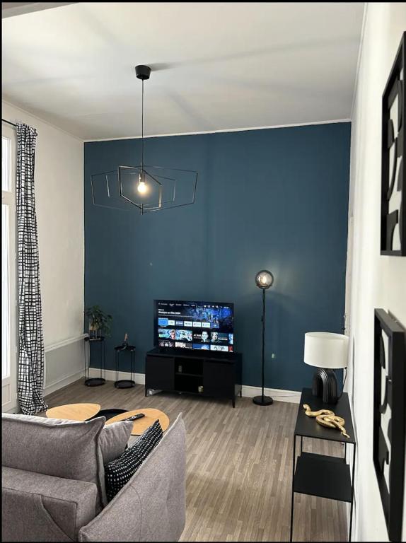 un salon avec un canapé et une télévision dans l'établissement Liberté 4-Appartement de 100m2-4chambres-2salle de bain-Wifi, à Béziers