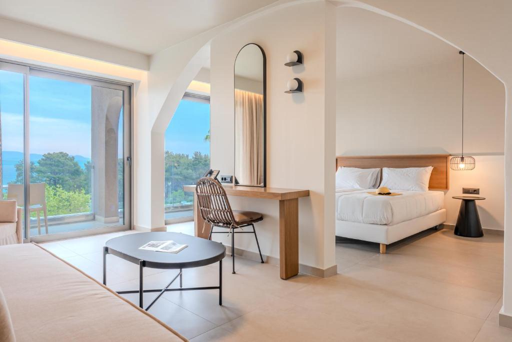 Postel nebo postele na pokoji v ubytování Iolida Corfu Resort & Spa by Smile Hotels