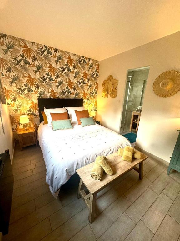 une chambre avec un grand lit et une table dans l'établissement La Crevette, à Villerville