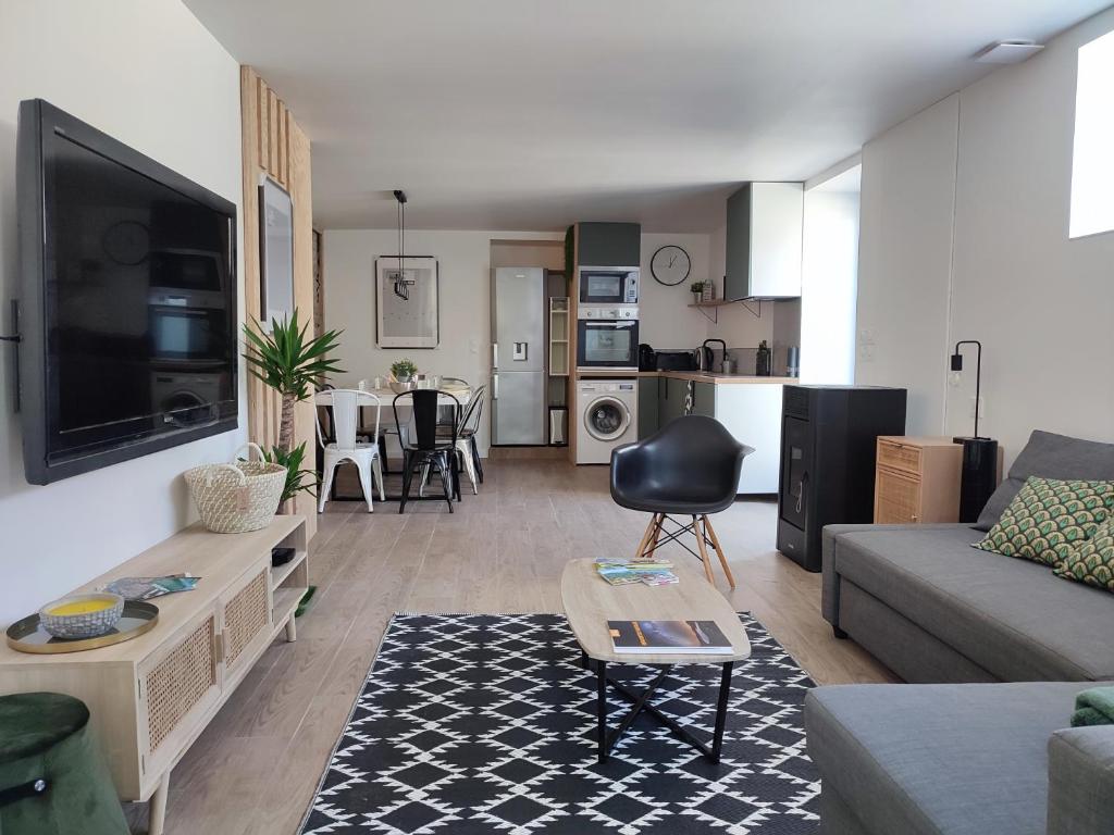 un salon avec un canapé et une table dans l'établissement Le Petit Bivouac, à Saint-Bauzille-de-Putois