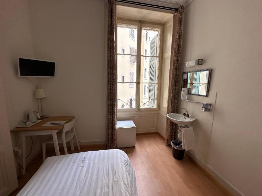 TV a/nebo společenská místnost v ubytování Hotel des Tourelles