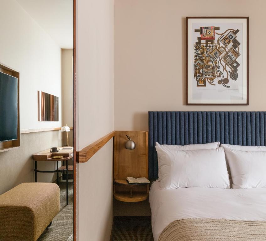 Club Quarters Hotel London City, London - Deluxe Room