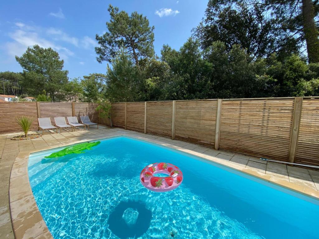 - une piscine dans une arrière-cour avec une clôture dans l'établissement Jolie villa dans les pins avec piscine chauffée et wifi, à La Tranche-sur-Mer