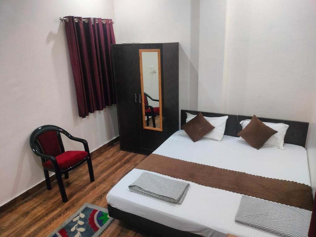 Postel nebo postele na pokoji v ubytování Hotel Dev Inn Ayodhya