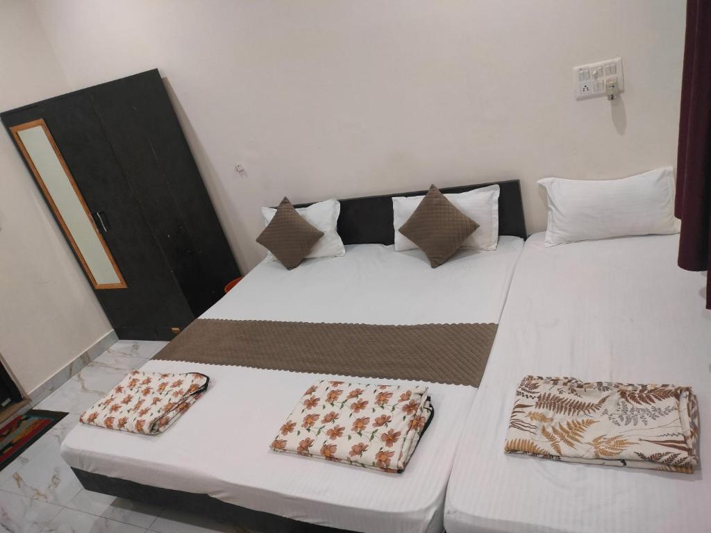 Postel nebo postele na pokoji v ubytování Hotel Dev Inn Ayodhya
