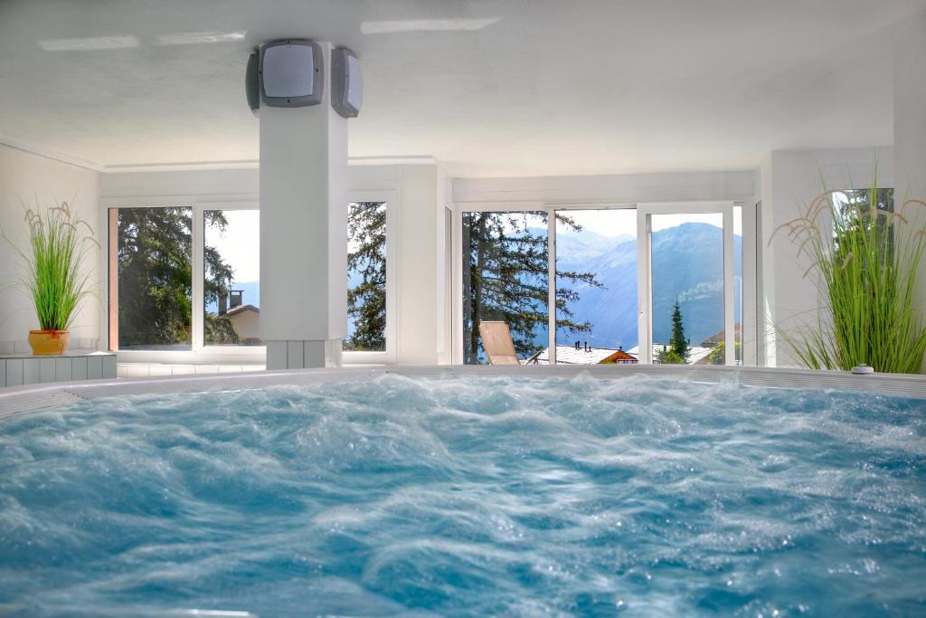 Bazén v ubytování Hotel Helvetia Intergolf nebo v jeho okolí