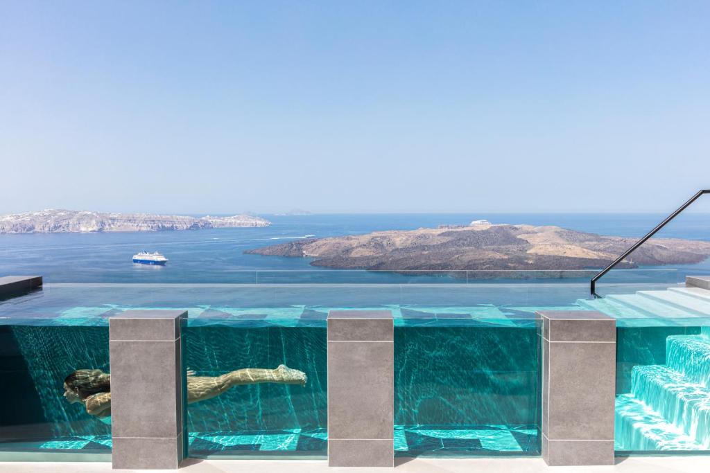una piscina con vista sull'oceano di CASASUNSHA Hybrid Retreat Santorini a Firà