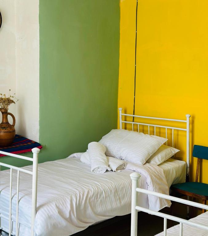 Llit o llits en una habitació de Ghebi Inn