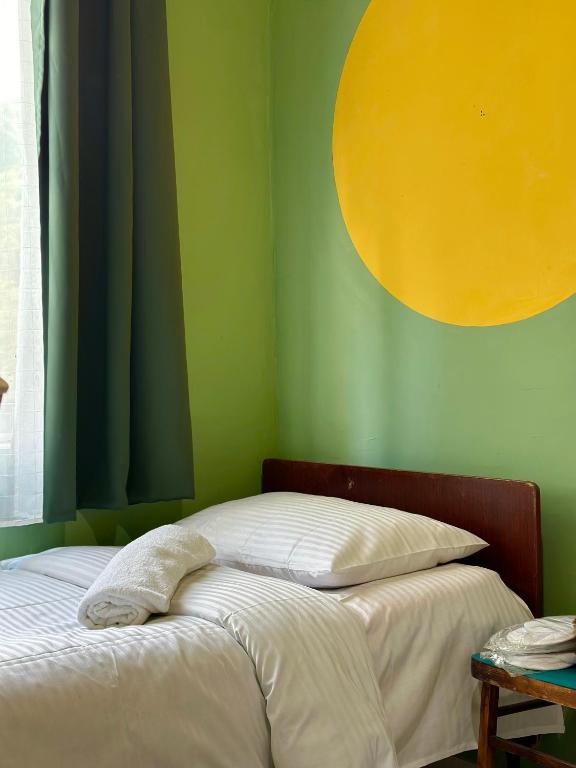 Llit o llits en una habitació de Ghebi Inn