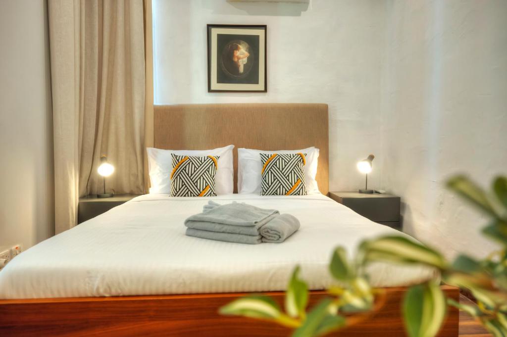 une chambre avec un lit avec des serviettes dessus dans l'établissement Traditional townhouse, terrace near Valletta WENG1-1, à Il-Furjana