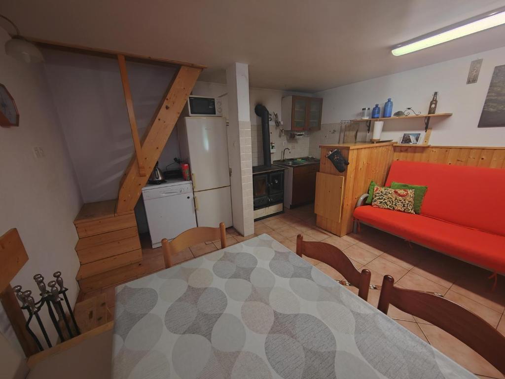 Kuchyň nebo kuchyňský kout v ubytování KOČA PLANIKA, SVIŠČAKI