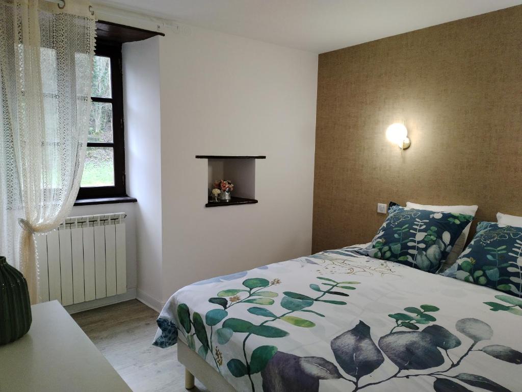 Postel nebo postele na pokoji v ubytování Chambre d'hôtes L'ECRIN DU QUERCY
