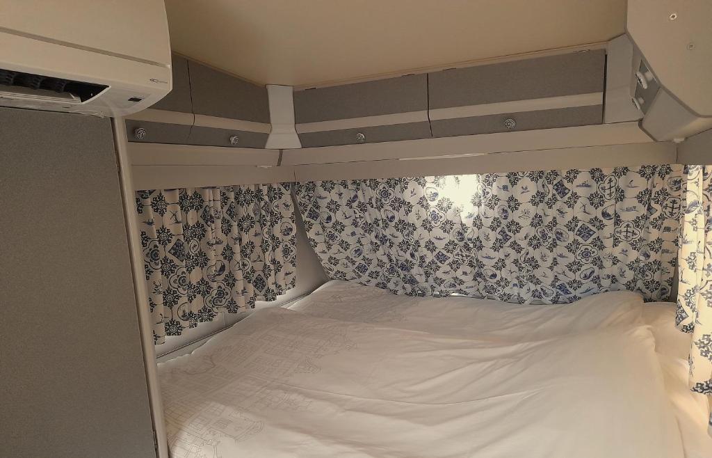 Postel nebo postele na pokoji v ubytování Nova Alofa caravan