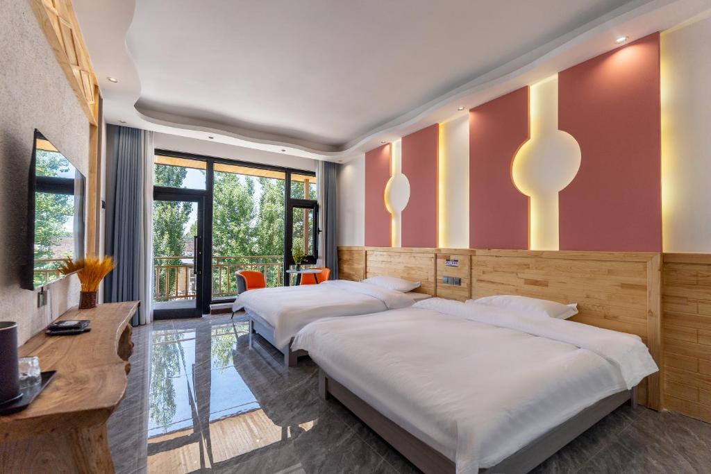 Postel nebo postele na pokoji v ubytování Nalati Funri Hotel