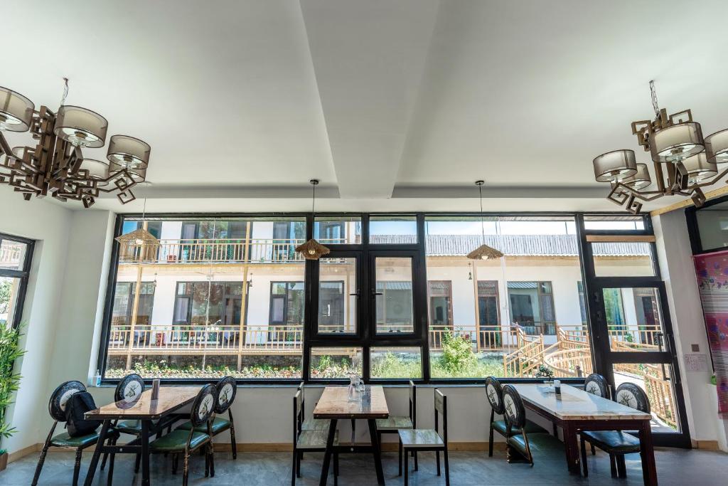 Restaurace v ubytování Nalati Funri Hotel