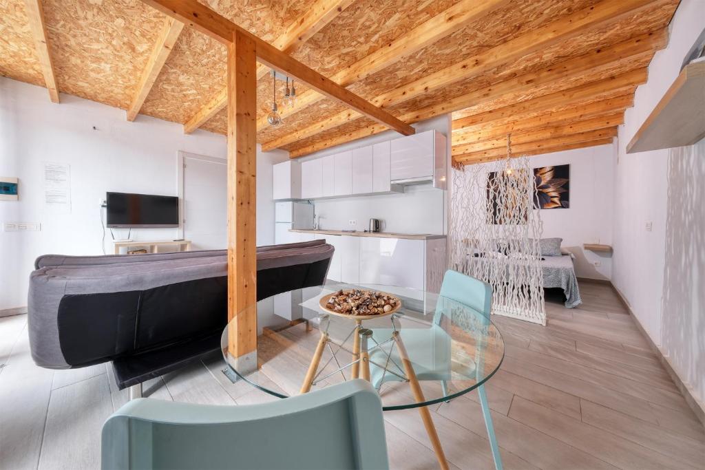 A television and/or entertainment centre at Apartamento Sunset One Lanzarote