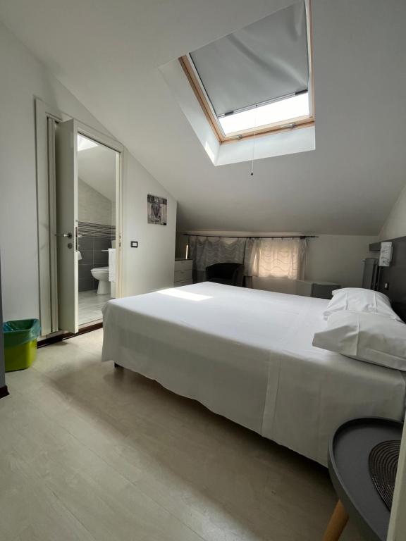 Postel nebo postele na pokoji v ubytování Bella Vita Guesthouse -parcheggio privato interno