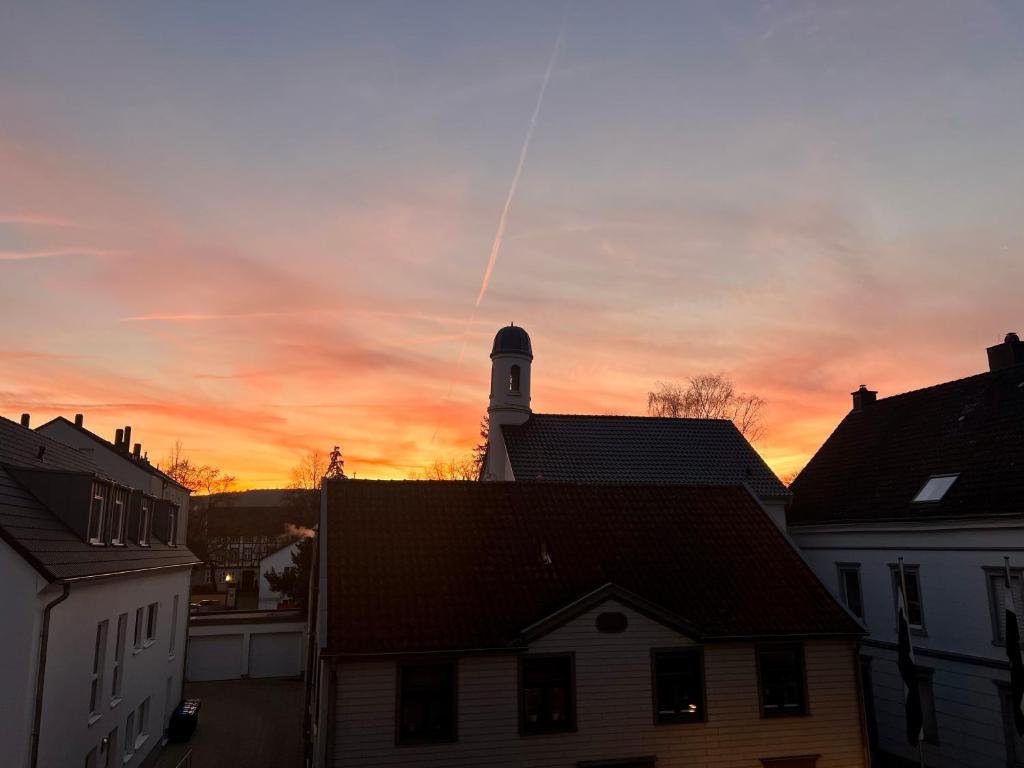 Východ nebo západ slunce při pohledu z hotelu nebo okolí
