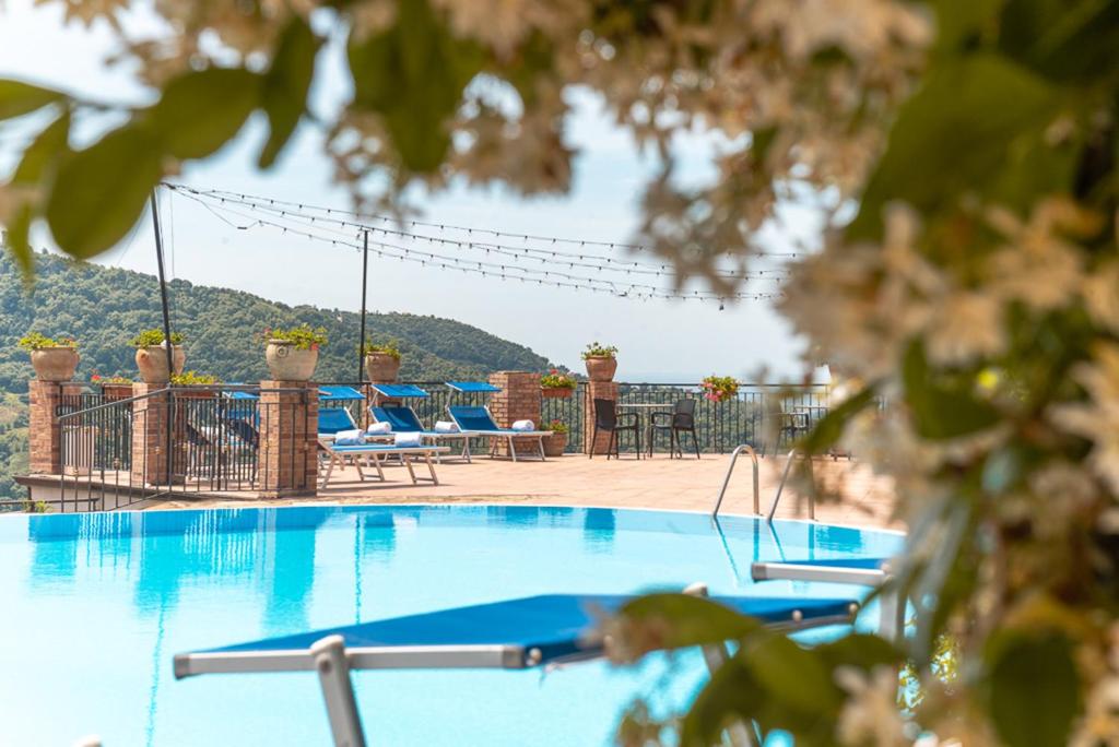 Bazén v ubytování Agriturismo San Basilio nebo v jeho okolí