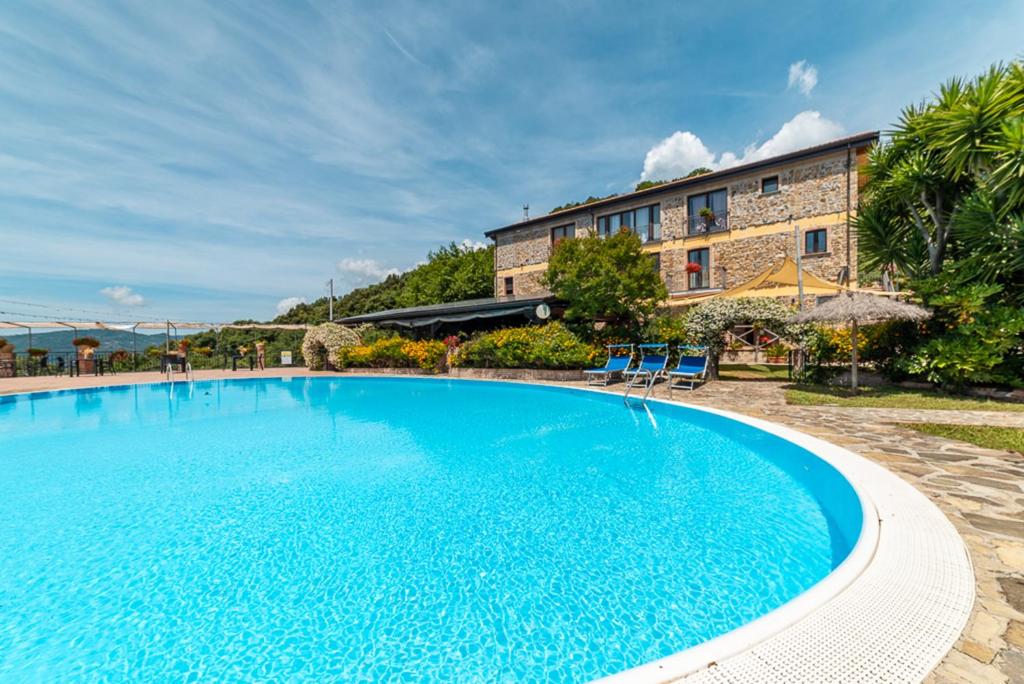 Bazén v ubytování Agriturismo San Basilio nebo v jeho okolí